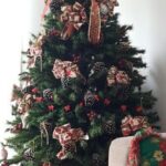 Árbol de Navidad decorado con piñas secas