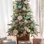Cómo adornar un árbol de Navidad blanco