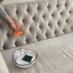Cómo limpiar un sofá de microfibra