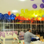 Decoración con globos en el techo