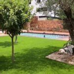Jardín de 100 metros cuadrados con piscina