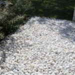 Piedras blancas: cómo poner piedras decorativas en el jardín