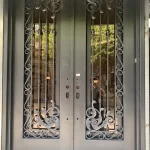 Sencillas puertas de hierro y cristal para exterior